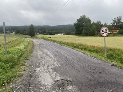 Før vedligeholdelsesarbejdet var vejen meget revnet og beskadiget.