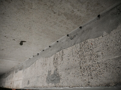 Som forberedelse blev betonbjælkerne delvist omprofileret, og hullerne til kulstofankrene blev boret i betonen.