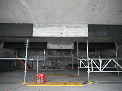 De armerede betonbjælker i det midlertidigt opvarmede bådskur.