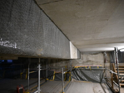 Armeringen blev dækket med kvartssand som forberedelse til yderligere belægninger.