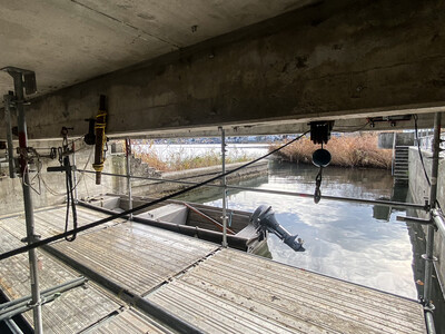 Der måtte opstilles stilladser over vandet for at kunne påføre armeringen.