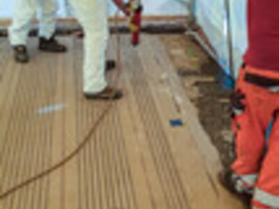 Først sprøjtede installationseksperterne limen ind i spalten i den første del af byggeriet. Billede: Simpson Strong-Tie