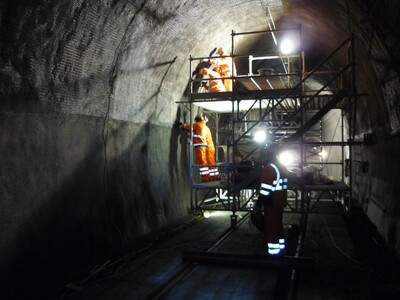 S&P ARMO-mesh® installeres på et hvælvet tunnelvæg og -loft 