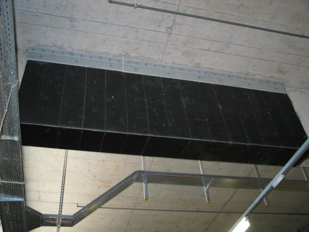 Forstærkning på overfladen med forankring i loftet med ankre