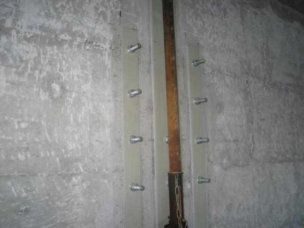 Detalje af forankring af lodrette stållameller over to etager